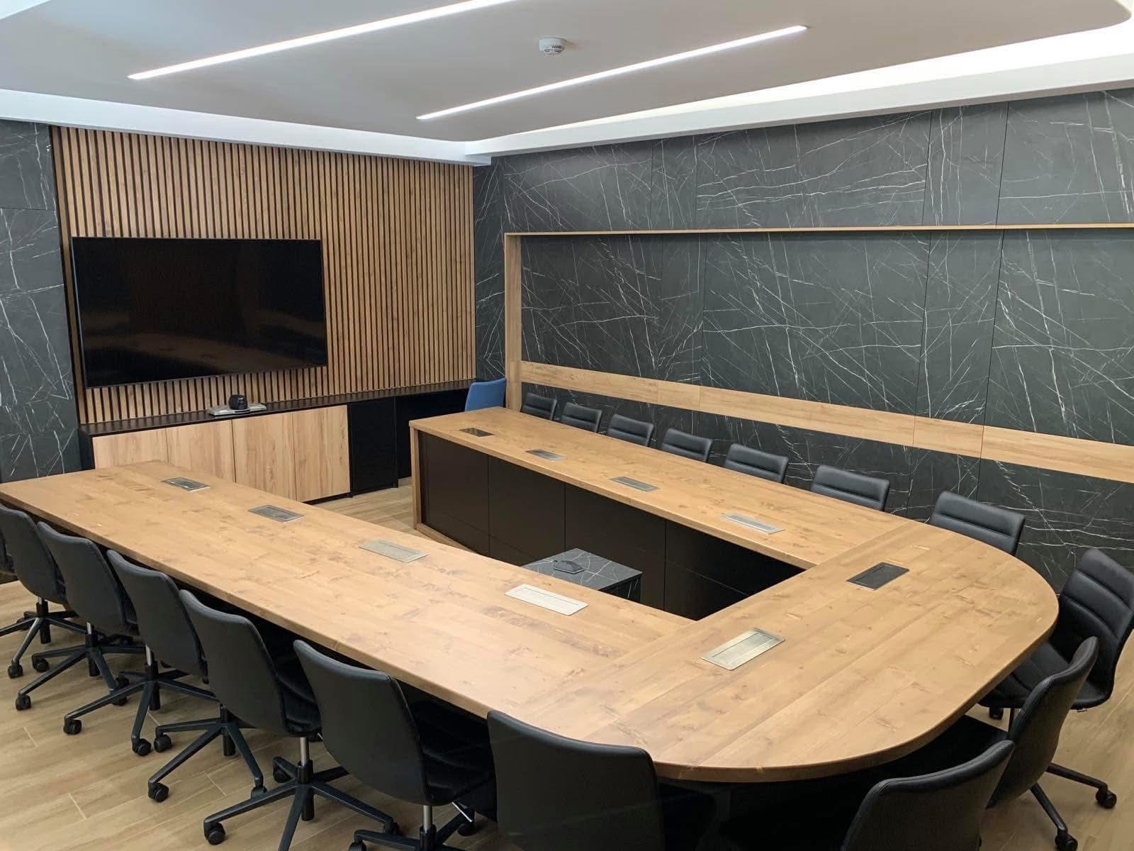 Γραφείο συνεδριάσεων με επένδυση τοίχου
